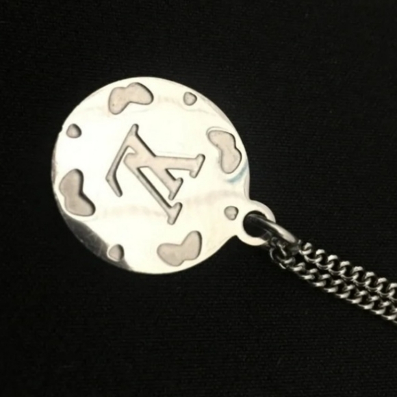 LOIUS VUITTON Lv PLATE SILVERTONE NECKLACE - Picture 3 of 12